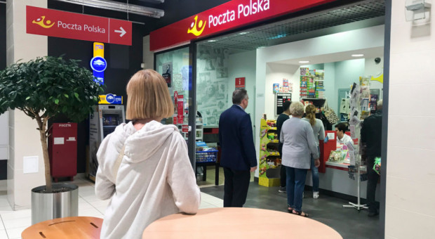 Jednorazowe wypłaty nie zamykają tematu wzrostu wynagrodzeń zasadniczych w Poczcie Polskiej. Pracodawca jest otwarty na kontynuację rozmów na ten temat (Fot. Shutterstock) Poczta Polska zdecydowała o wypłacie dodatkowych pieniędzy dla pracowników
