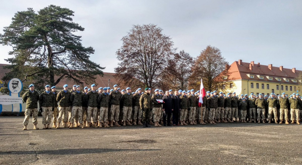 Żołnierze 12 Brygady Zmechanizowanej ze Szczecina w towarzystwie szefa MON. (fot. MON/twitter.com) Błaszczak: Pozycja Polski zależy także od służby żołnierzy w Libanie