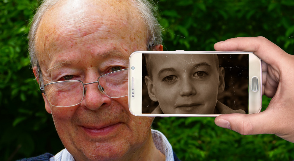 Powszechność nowych technologii sprawia, że jesteśmy w znacznym stopniu narażeni na różnego rodzaju oszustwa. (fot. pxhere.com/domena publiczna) Future Processing uczy seniorów bezpieczeństwa w sieci