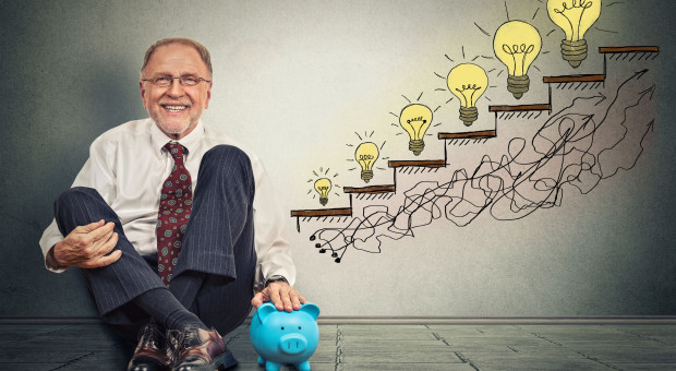 Gdyby seniorzy dostali trzynastą emeryturę w marcu, mogliby szybko zapomnieć przy urnach, kto je przyznał (fot. shutterstock) Kiedy zostanie wypłacona 13 emerytura? Emeryci poczekają