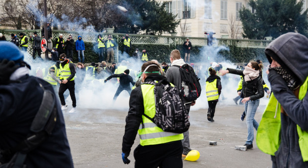 Zdjęcie z 2019 r. obrazujące aktywistów ubranych w żółte kamizelki, którzy protestowali we Francji. (fot. Christophe Leung/flickr.com/CC BY 2.0) 5 grudnia strajki sparaliżują transport Hiszpanii i Francji