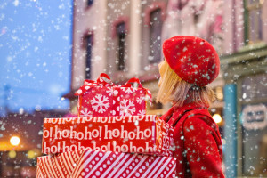 Polacy więcej wydadzą na prezenty świąteczne. To efekt wzrostu wynagrodzeń i 500 plus