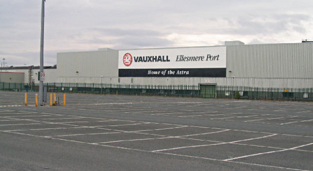 Fabryka Vauxhalla w Ellesmere Port. (fot. Peter Craine/wikimedia.org/CC) Związkowcy chcą spotkania z szefostwem PSA. Obawiają się o miejsca pracy