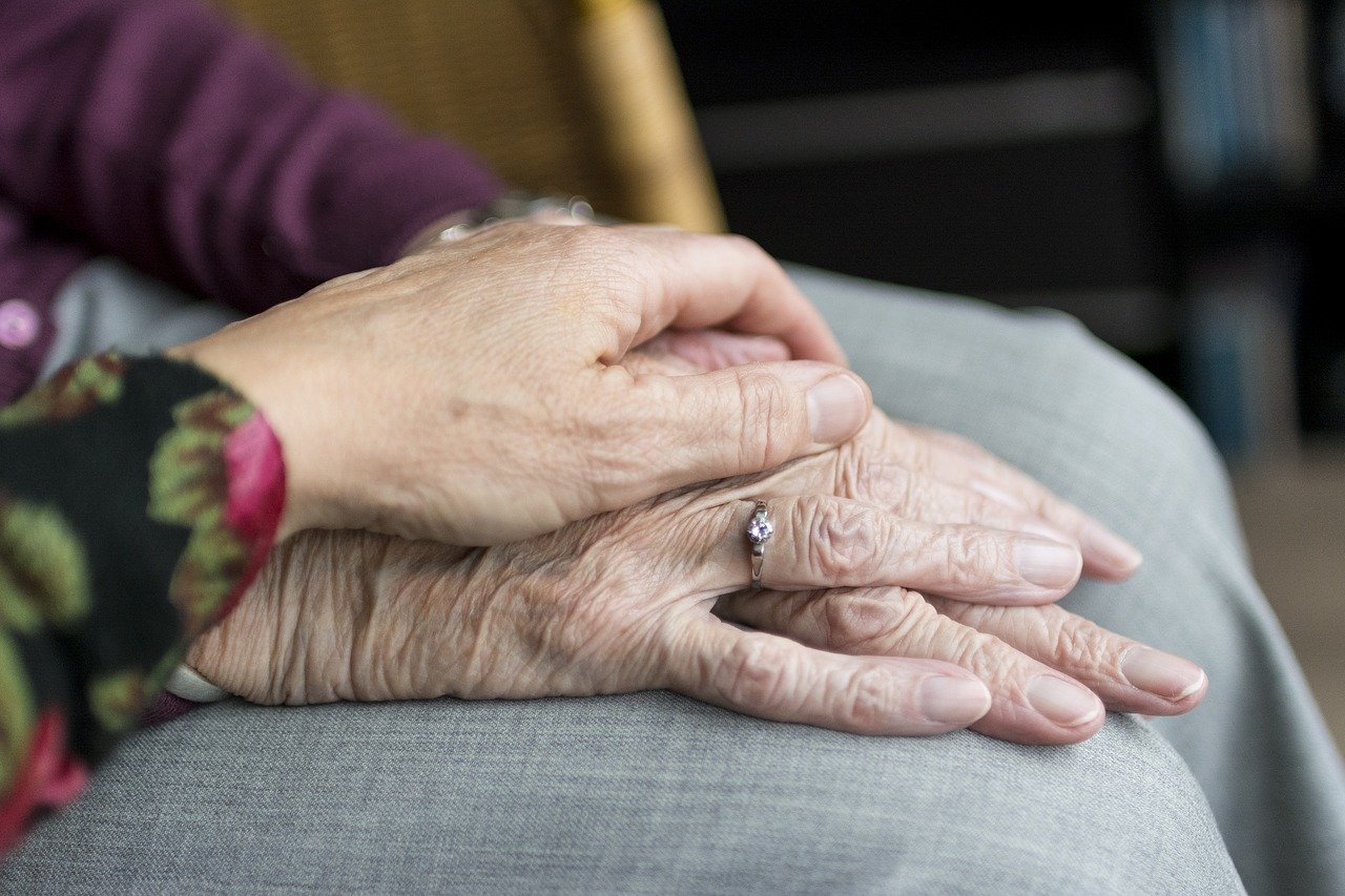 85 proc. opiekunów seniorów w domach prywatnych pracuje w szarej strefie (fot. Pixabay)