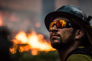 Strażacy gaszą pożar budynku produkcyjno-magazynowego w Toruniu
