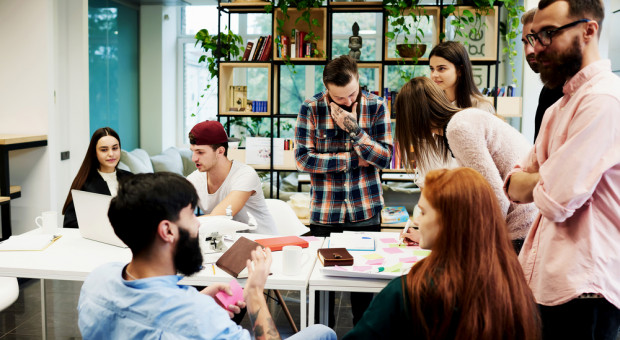 W Polsce praca na pełen etat pozostaje najpopularniejszą formą zatrudnienia. (Fot. Shutterstock) Elastyczne formy zatrudnienia? Polska daleko w rankingu