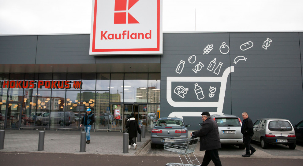 Kaufland należy do niemieckiej grupy Schwarz (fot. Karolis Kavolelis/Shutterstock.com) Kaufland reaguje na publikację PulsHR.pl. Będzie podwyżka płac