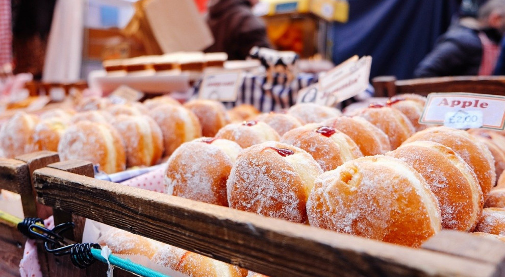 Ceny pączków w sklepach i cukierniach zaczynają się od kilkudziesięciu groszy. (Fot. Pixabay) Najdroższa w pączku jest praca. Polacy w tłusty czwartek zjedzą ich ok. 7 tys. ton
