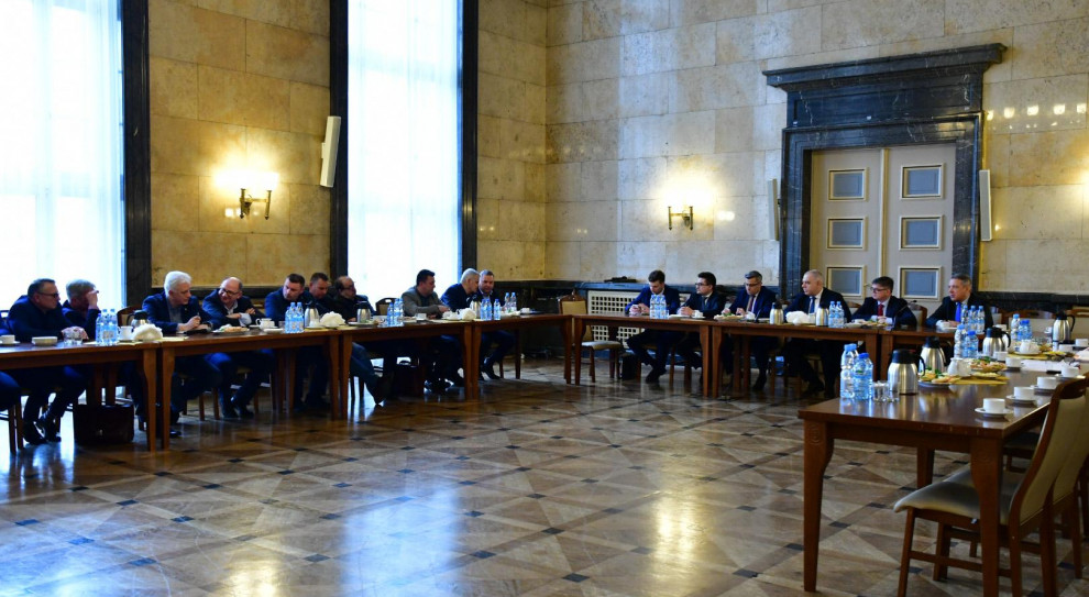 Zasady porozumienia wynegocjowano 20 lutego, podczas rozmów z udziałem wicepremiera, ministra aktywów państwowych Jacka Sasina (fot. twitter.com/MAPGOVPL) Porozumienie w PGG podpisane. Pracownicy dostaną podwyżki