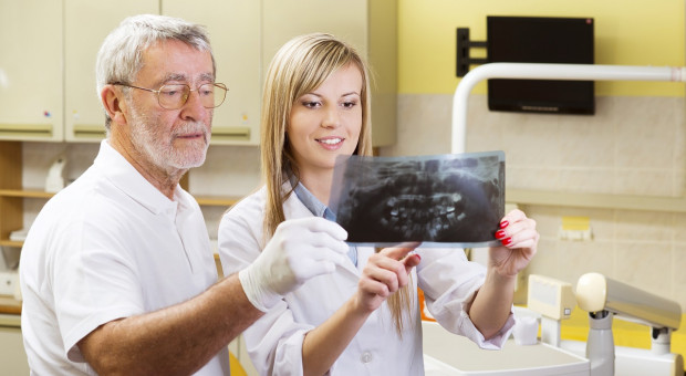 W Polsce PWZ lekarza dentysty posiada prawie 42,5 tys. osób. (Fot. Fotolia) Eurostat zaniża liczbę polskich dentystów 3,4 krotnie!
