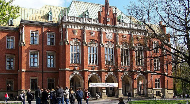 Uniwersytet Jagielloński (fot. Lestat/Jan Mehlich/wikimedia, licencja CC BY 2.0) Uniwersytet Jagielloński zwolnił wykładowcę oskarżanego o dyskryminację i molestowanie