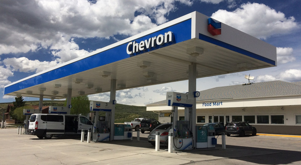 Stacja paliw sieci działającej bezpośrednio pod marką Chevron. (fot. wikimedia.org/CC BY-SA 4.0 Chevron planuje zwolnienia w kwietniu