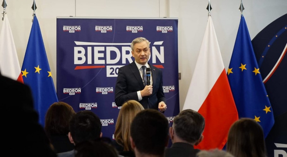 Biedroń podczas konferencji we wtorek w OPZZ poinformował, że Lewica złożyła w Sejmie projekt ustawy wprowadzającej emerytury stażowe. Fot. Twitter Robert Biedroń kusi emeryturami stażowymi w kampanii wyborczej
