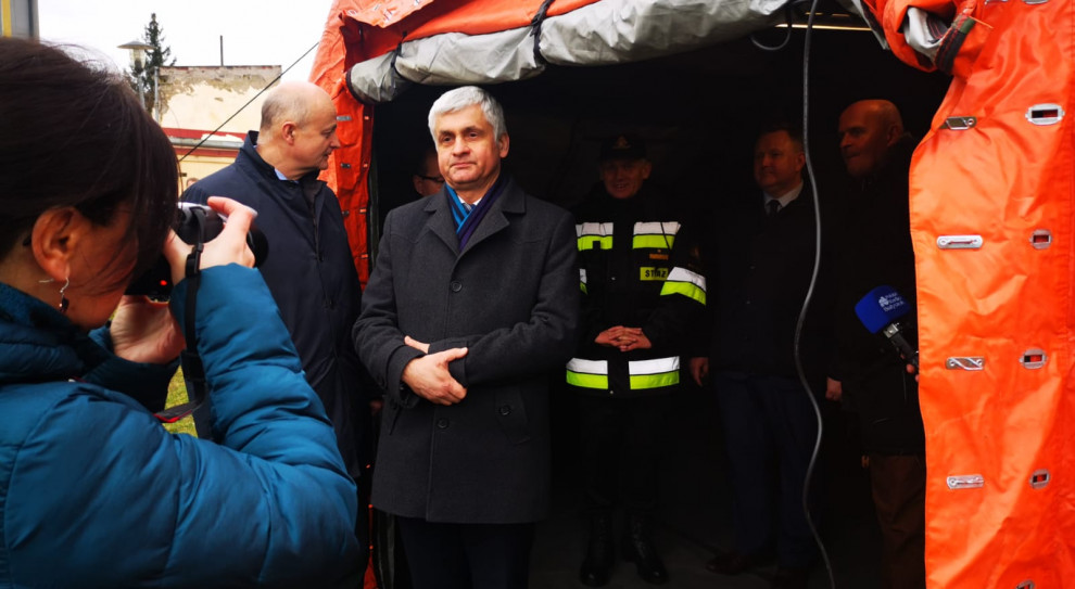 Wojewoda podlaski Bohdan Paszkowski: ćwiczenie ma usprawnić działanie w zakresie wspierania przez straż pożarną opieki zdrowotnej. (Fot. twitter.com/PodlaskiUW) PSP: w 31 szpitalach strażacy przeprowadzili ćwiczenia na wypadek epidemii koronawirusa