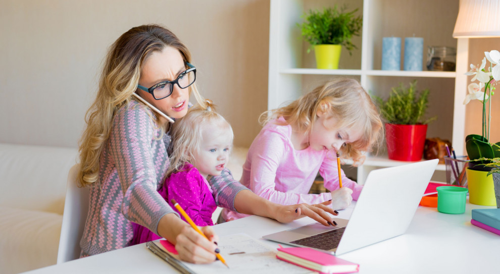 Kobietom ciężko pogodzić życie rodzinne i zawodowe (fot. shutterstock) Kobiety chcą pracować po urodzeniu dziecka. Jak pomóc im wrócić na rynek pracy?