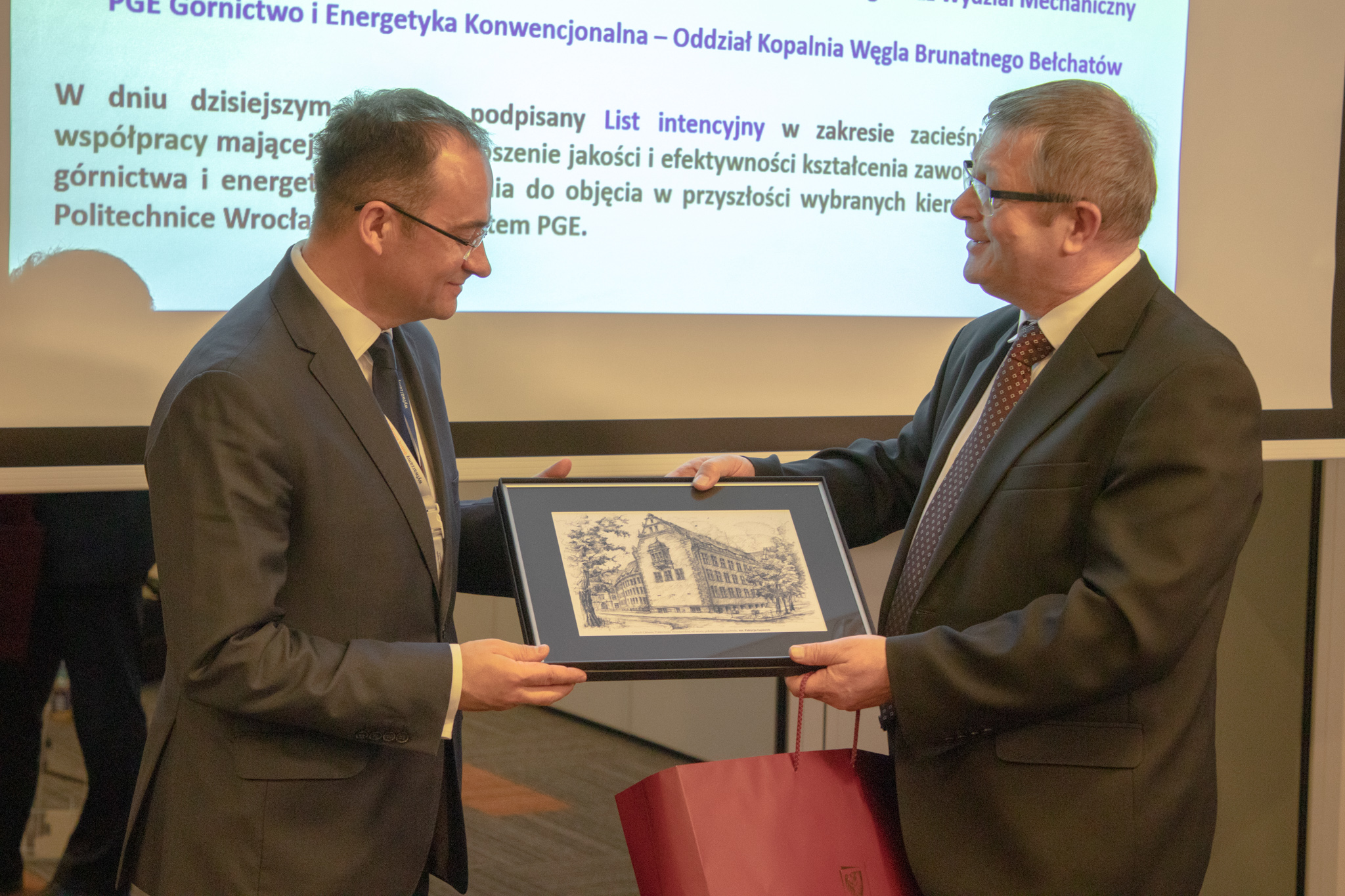 W naszym wspólnym interesie jest unowocześnianie procesu kształcenia pod kątem zapotrzebowania naszej branży - mówił Dariusz Grzesista, dyrektor Kopalni Węgla Brunatnego Bełchatów. (fot. materiały prasowe)