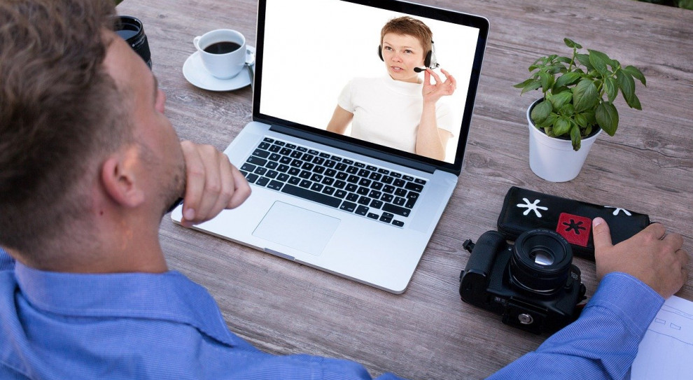 Na wielu uczelniach nie zawieszono obrony prac dyplomowych. (Fot. Fotolia) We Włoszech obrona prac magisterskich podczas wideokonferencji