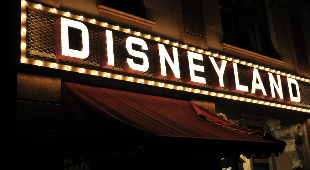 Zarząd parku zaznaczył, że monitoruje sytuację swoich pracowników. (fot. Michael Saechang/flickr.com/CC BY-SA 2.0) Pracownik Disneylandu ma koronawirusa. Lunapark dalej działa