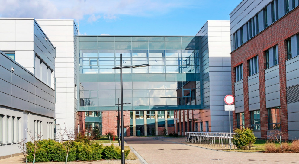 Uniwersytet Jagielloński w Krakowie odwołuje wykłady i zamyka swoje muzea, a także wprowadza zakaz odwiedzin w akademikach (Fot. Shutterstock.com) Uniwersytet Jagielloński odwołuje wykłady i zamyka swoje muzea