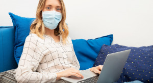 Pracownicy w trakcie kwarantanny mogą wykonywać swoje obowiązki zdalnie, jeśli tak ustalą ze swoim pracodawcą. Fot. Shutterstock Takie są uprawnienia pracowników podczas epidemii COVID-19