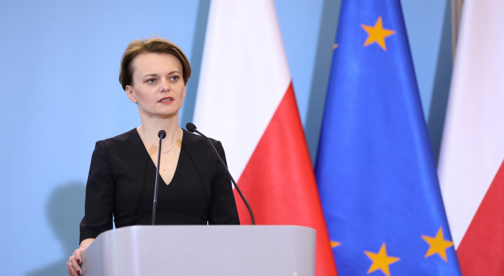 Minister rozwoju Jadwiga Emilewicz. (Fot.twitter.com/PremierRP) Będą zasiłki dla rodziców dzieci powyżej 8 lat