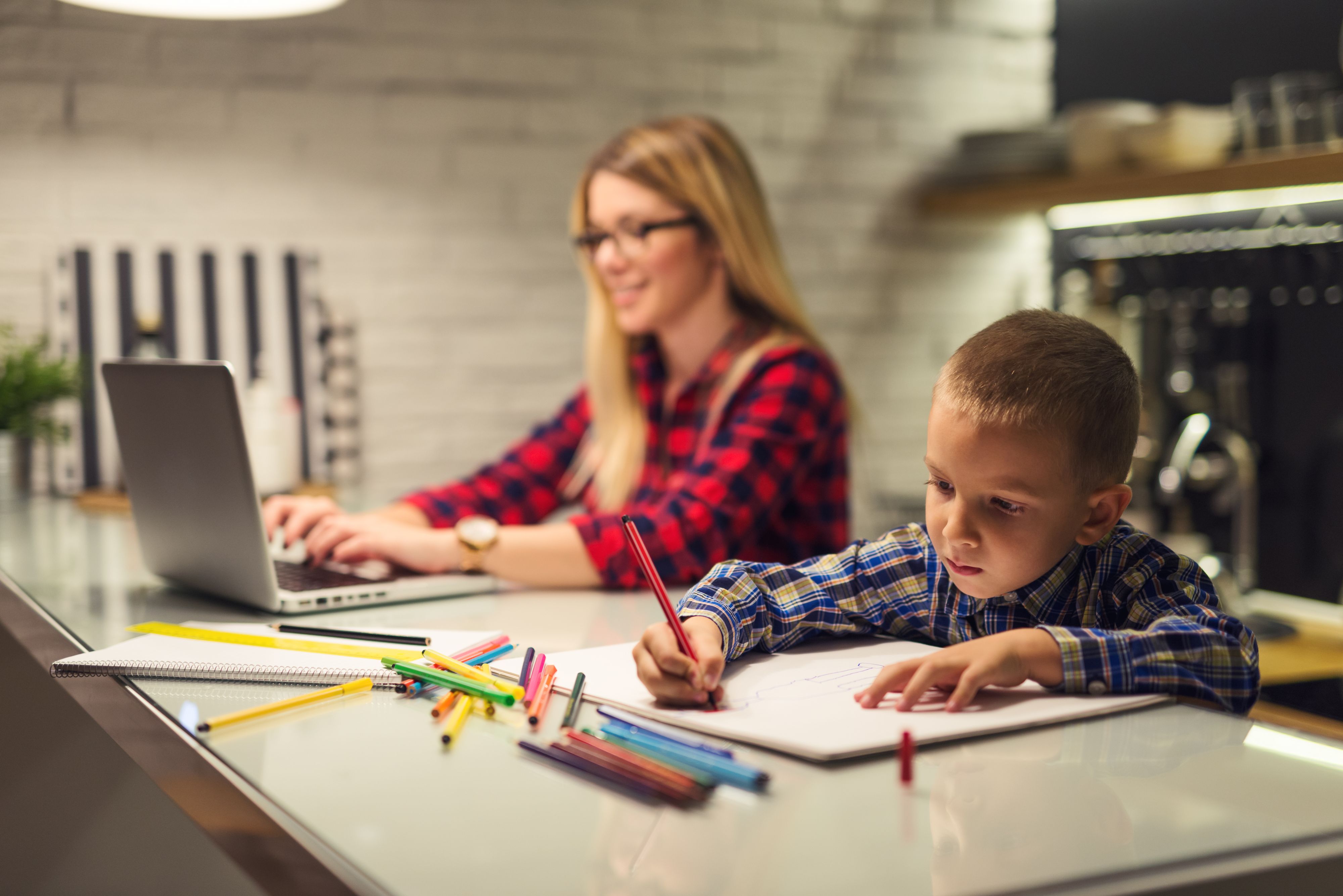 Kwestią, którą należy uwzględnić podczas planowania pracy zdalnej, jest sposób rozliczania pracowników z wykonywanej pracy. (Fot. Shutterstock)