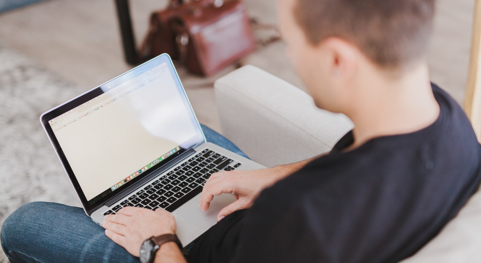 Pan Piotr - dotąd student kierunku zarządzanie - uzyskał ocenę bardzo dobrą. Były brawa i gratulacje (fot. pixabay.com) Student zdalnie obronił pracę magisterską