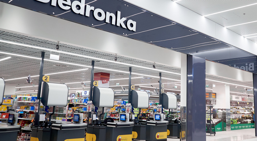 Biedronka udostępni kasjerom jednorazowe maseczki i rękawiczki. (Fot. mat. pras.) Koronawirus. Biedronka przechodzi na pracę rotacyjną w sklepach