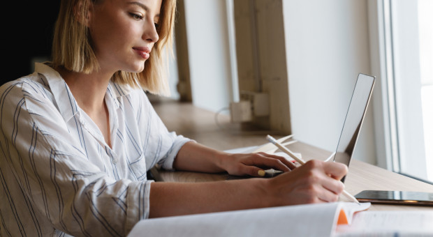 W 2022 r. najwięcej wnioskodawców podpisało umowę o kredyt studencki z wysokością miesięcznej transzy 1 000 zł. (fot. shutterstock) W 2022 r. banki udzieliły blisko 1,3 tys. kredytów studenckich
