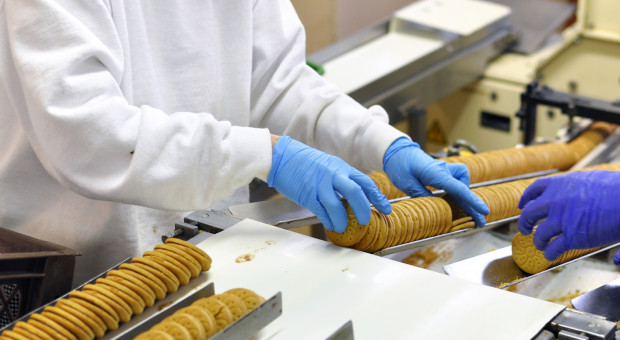 Więcej firm chce zwiększyć zatrudnienie, ale istnieje też groźba zwolnień (Fot. Shutterstock) Popyt na pracowników w przemyśle jest największy od dwóch lat