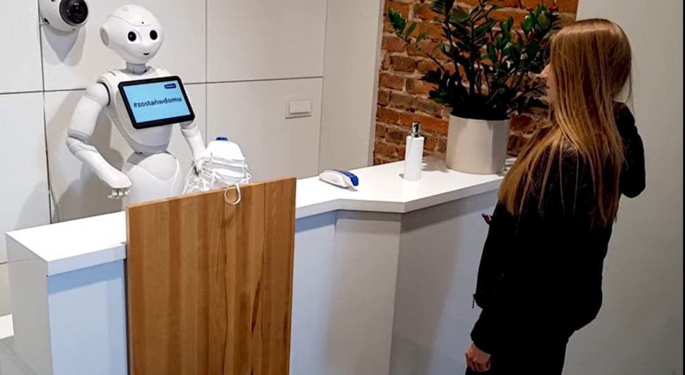 Firma Weegree postanowiła wprowadzić nową funkcję w swoim robocie-recepcjoniście (fot. mat. prasowe) Robot na recepcji, czyli technologia w walce z koronawirusem