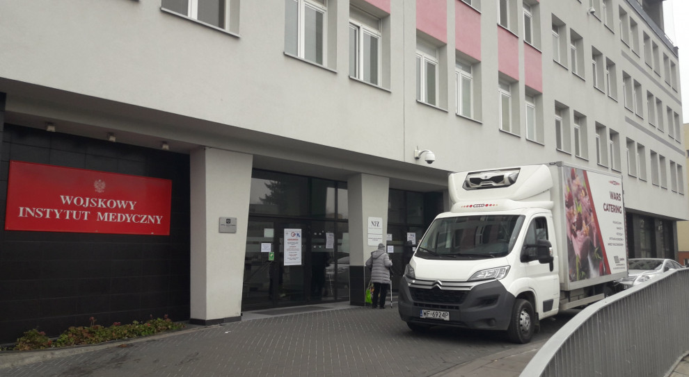 Posiłki przygotowują kucharze z zespołu WARS. (Fot. twitter.com/MI_GOV_PL) WARS dostarcza obiady lekarzom i pielęgniarkom