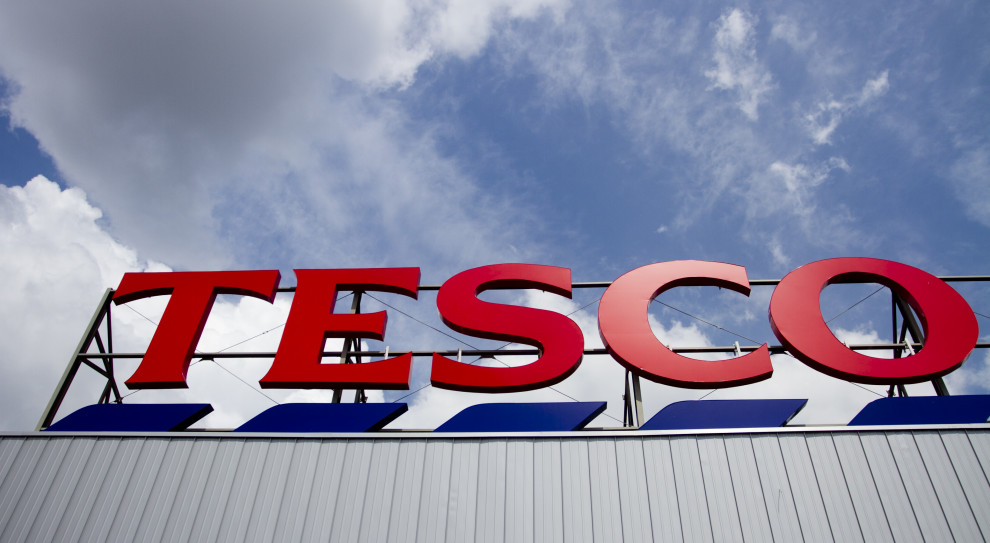Tesco szuka osób do pracy w sklepach i zakupach internetowych. (Fot. Fotolia) Tesco ruszyło z rekrutacją. Obecni pracownicy chcą płyt pleksi przy kasach i maseczek