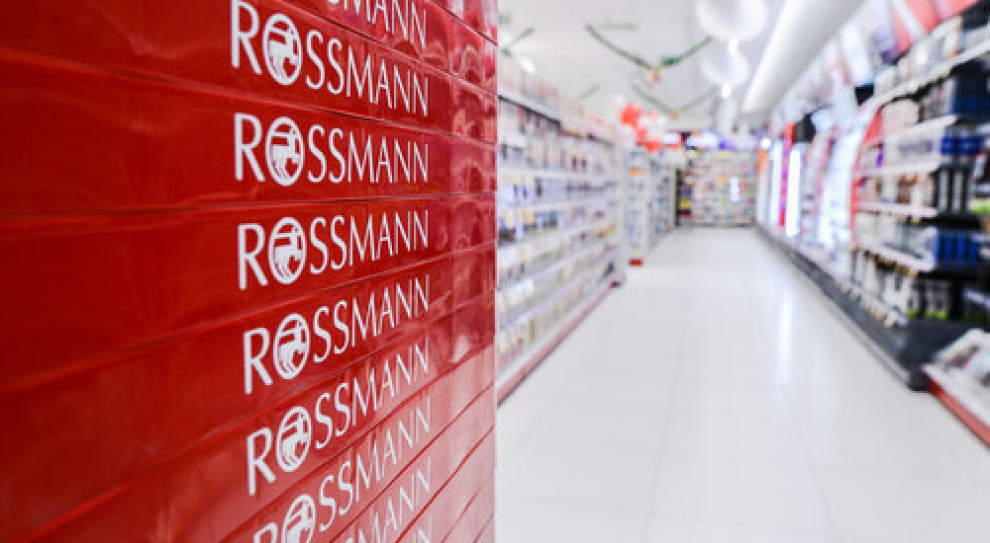 Drogerie Rossmann wprowadziły premię 750 zł brutto dla pracowników sklepów za pracę w szczególnych warunkach w dniach od 16 marca do 15 kwietnia. Decyzję podjął zarząd firmy 14 marca (fot. Mat. pras.) 750 zł premii dla pracowników sieci Rossmann