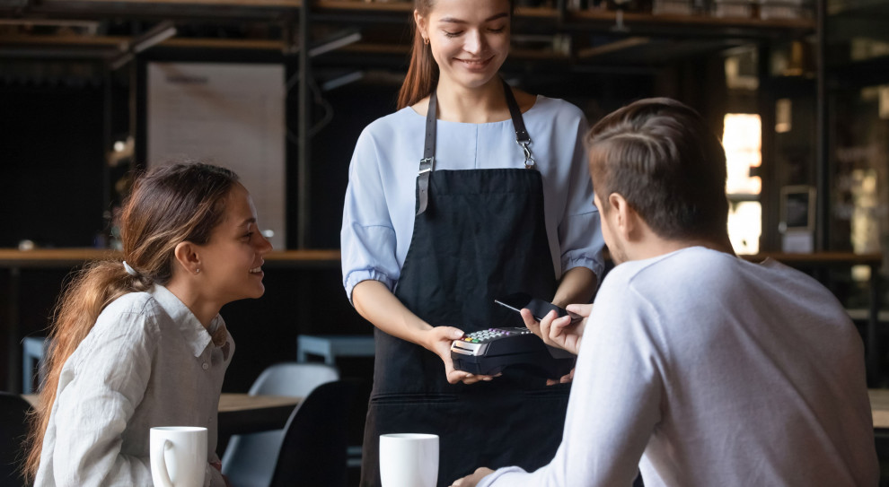 W Hiszpanii najwięcej likwidowanych miejsc pracy z powodu koronawirusa notowanych jest w sektorach hotelarskim oraz restauracyjnym. (Fot. Shutterstock) Izolacja społeczna może doprowadzić do likwidacji ponad 2 mln etatów