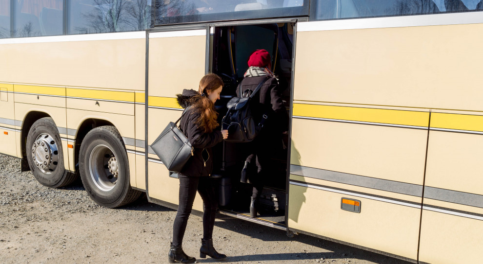 100 pracowników wrocławskiego Kaczmarski Group dociera do biura autokarami (fot. mat. pras.) Prywatne"taksówki" dla pracowników Kaczmarski Group