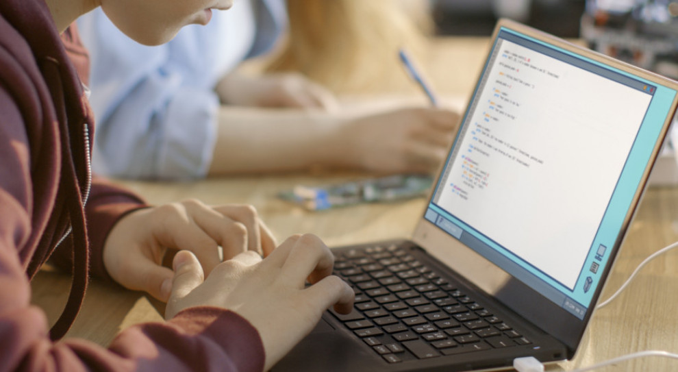 Na kanale Taurona można znaleźć ciekawe filmy, a na jego stronie scenariusze lekcji (fot. Shutterstock.com) Domowa edukacja z Tauronem: specjalny kanał i scenariusze lekcji online