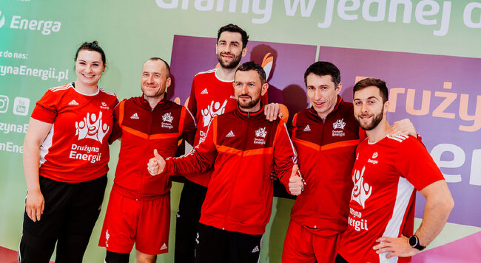 Nowa akcja, w której znani sportowcy pokazują, jak pozostać w dobrej formie bez wychodzenia z dom (Fot. mat. pras,) Energa zachęca do domowych ćwiczeń z mistrzami sportu