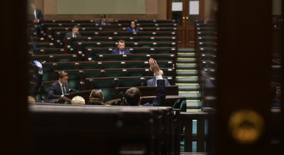 W sobotę (28 marca) w nocy sejm przyjął pakiet ustaw, tzw. Tarczę antykryzysową. (Fot.twitter.com/KancelariaSejmu) Organizacje pracodawców i związków zawodowych protestują ws. zmian w ustawie o RDS