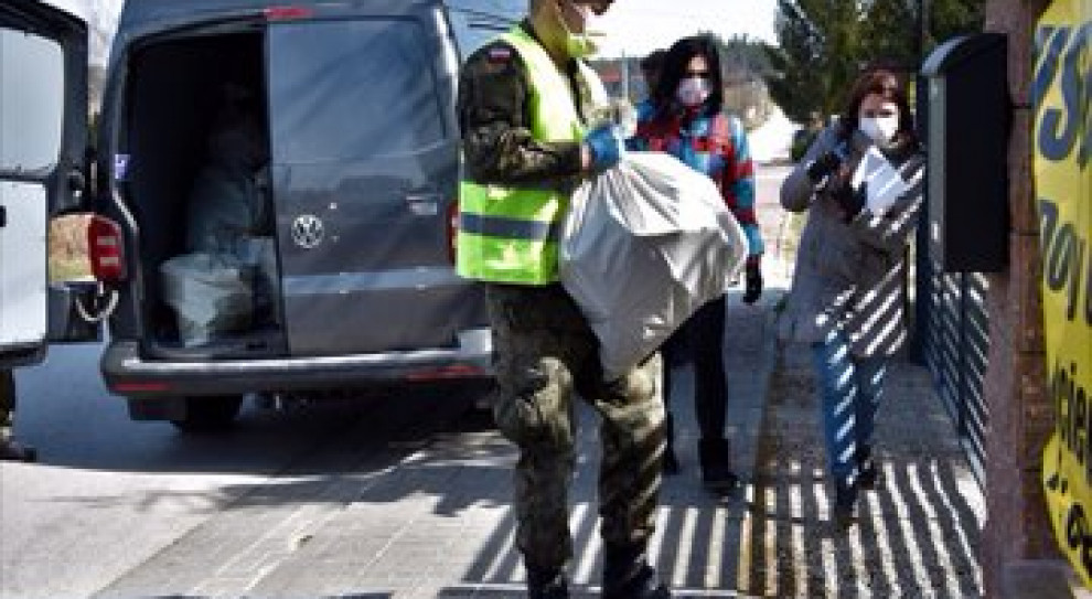 Terytorialsi pomagają osobom starszym i kombatantom. (Fot. twitter.com/mblaszczak) Żołnierze WOT opiekują się tysiącem osób starszych i kombatantów
