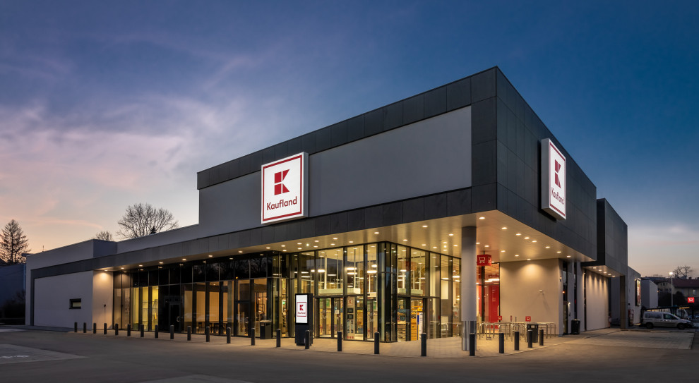 Kaufland przekazał fundacji Szkoła Na Widelcu produkty, które posłużą do przygotowania paczek z żywnością (fot. mat. pras.) Kaufland wspiera fundację Szkoła Na Widelcu