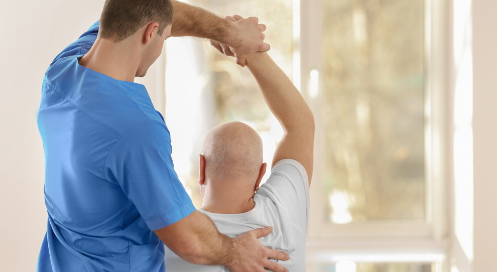 Nawet 50 tys. fizjoterapeutów zostało zmuszonych do całkowitego zaprzestania aktywności zawodowej (Fot. Shutterstock.com) Fizjoterapeuci bez pracy; nie kwalifikują się do rządowej pomocy