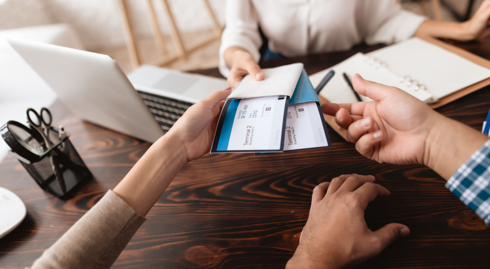 Według Global Business Travel Association koronawirus może kosztować przemysł turystyczny około 47 mld dolarów miesięcznie (Fot. Shutterstock) Ruszyły zwolnienia w branży turystycznej. Wakacje.pl zwolniły kilkadziesiąt osób