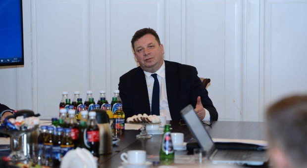 Wiceminister sprawiedliwości Michał Wójcik. (Fot. twitter.com/mwojcik) Praca więźniów na zewnątrz zostanie ograniczona do zera