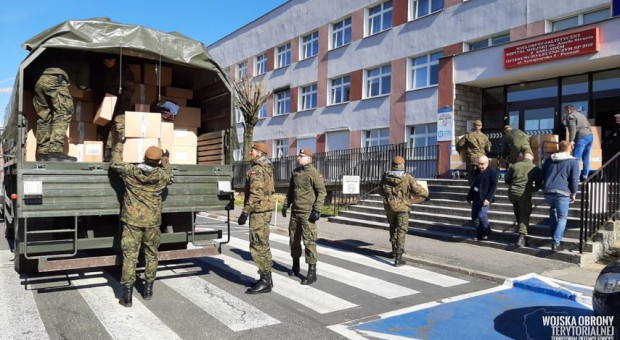 Żołnierze Wojsk Obrony Terytorialnej od 6 marca prowadzą działania związane z walką z pandemią COVID-19. (Fot. Twitter) Wzrosło zainteresowanie terytorialną służbą wojskową