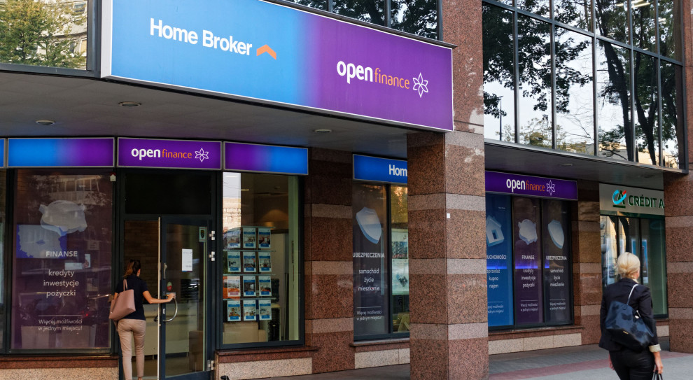 Open Finance i Home Broker należą do grupy biznesów Leszka Czarneckiego (fot. MOZCO Mateusz Szymanski / Shutterstock.com) Zwolnienia grupowe w Open Finance i Home Broker. Pracę straci kilkaset osób