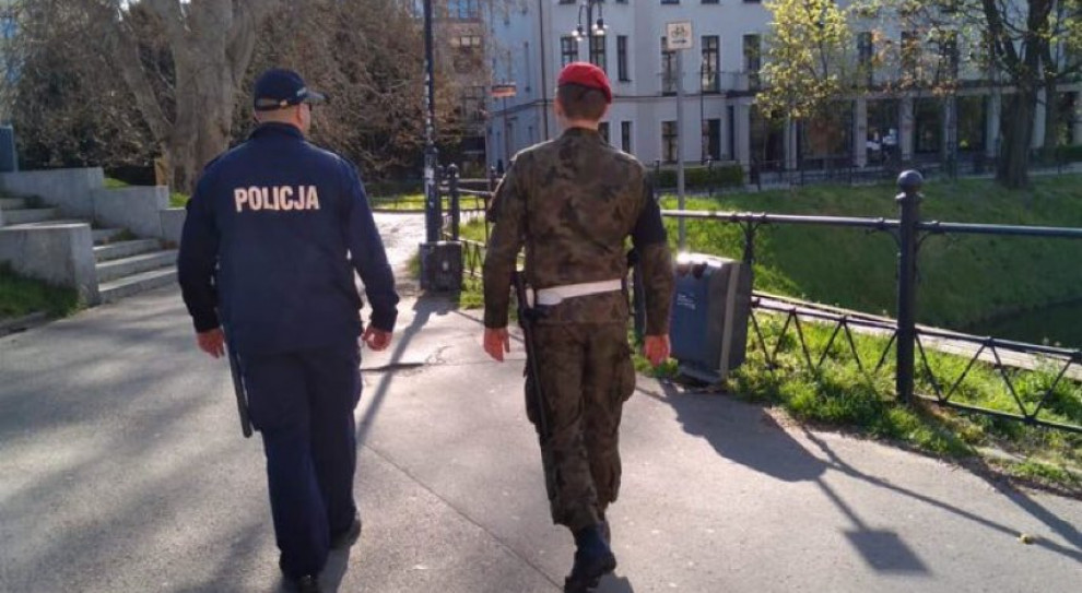 Żołnierze m.in. wspólnie z policją patrolują miejsca publiczne. (Fot. twitter.com/mblaszczak) Szef MON: 8650 żołnierzy i pracowników wojska zaangażowanych w walkę z koronawirusem