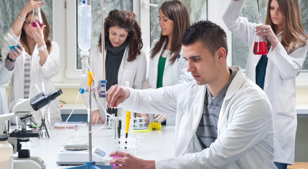Potwierdzenie obecności koronawirusa trwa kilka godzin. (Fot. Fotolia) Praca diagnosty laboratoryjnego nigdy nie była tak zauważana jak teraz