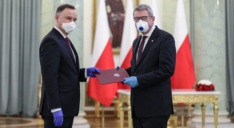Zarówno prezydent Andrzej Duda, jak i nowy minister nauki Wojciech Murdzek mieli na sobie maseczki ochronne. (fot. https://twitter.com/PremierRP) Prezydent powołał Wojciecha Murdzka na stanowisko ministra nauki i szkolnictwa wyższego