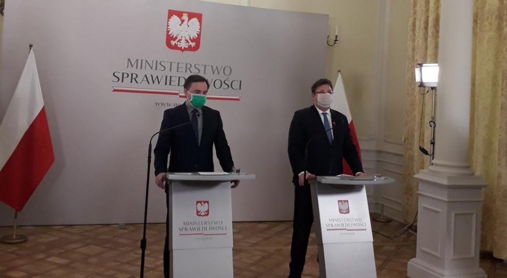 Na temat odmawiania pracy w DPS-ach minister Ziobro (z lewej) zabrał głos podczas konferencji prasowej (Fot. gov.pl) Ziobro: będą śledztwa dotyczące odmawiania pracy w DPS-ach z zakażonymi COVID-19